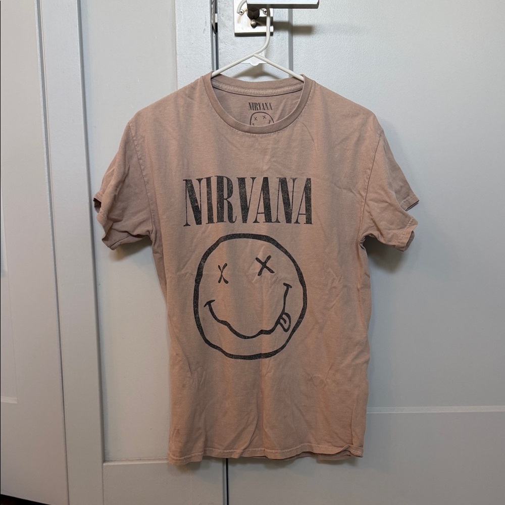 NIRVANA Short-Sleeve Smiley Logo Tee in Dusty Rose